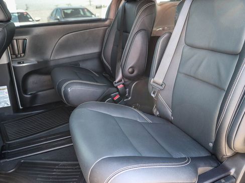 Certified 2020 Toyota Sienna SE w/ Nightshade Edition FWD image 18