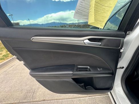 Used 2018 Ford Fusion SE FWD image 12