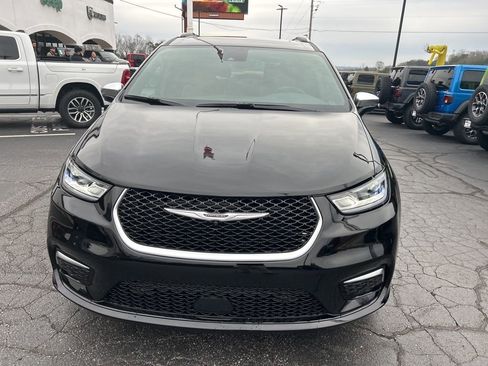 New 2026 Chrysler Pacifica Pinnacle image 2