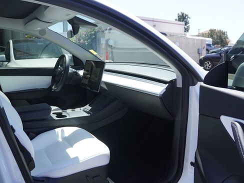 Used 2022 Tesla Model Y Long Range AWD/4WD image 19