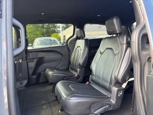 Certified 2025 Chrysler Pacifica Select FWD image 11