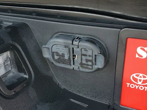 Used 2021 Toyota Tacoma SR5 w/ Technology Package image 9