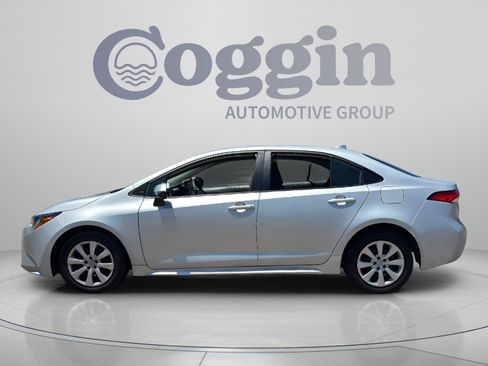 Used 2025 Toyota Corolla LE FWD image 2