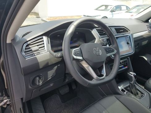 Used 2024 Volkswagen Tiguan SE w/ Panoramic Sunroof Package FWD image 25