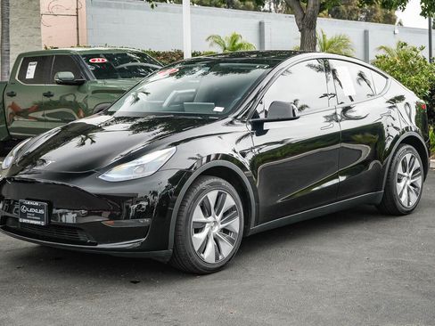 Used 2024 Tesla Model Y Long Range AWD/4WD image 3