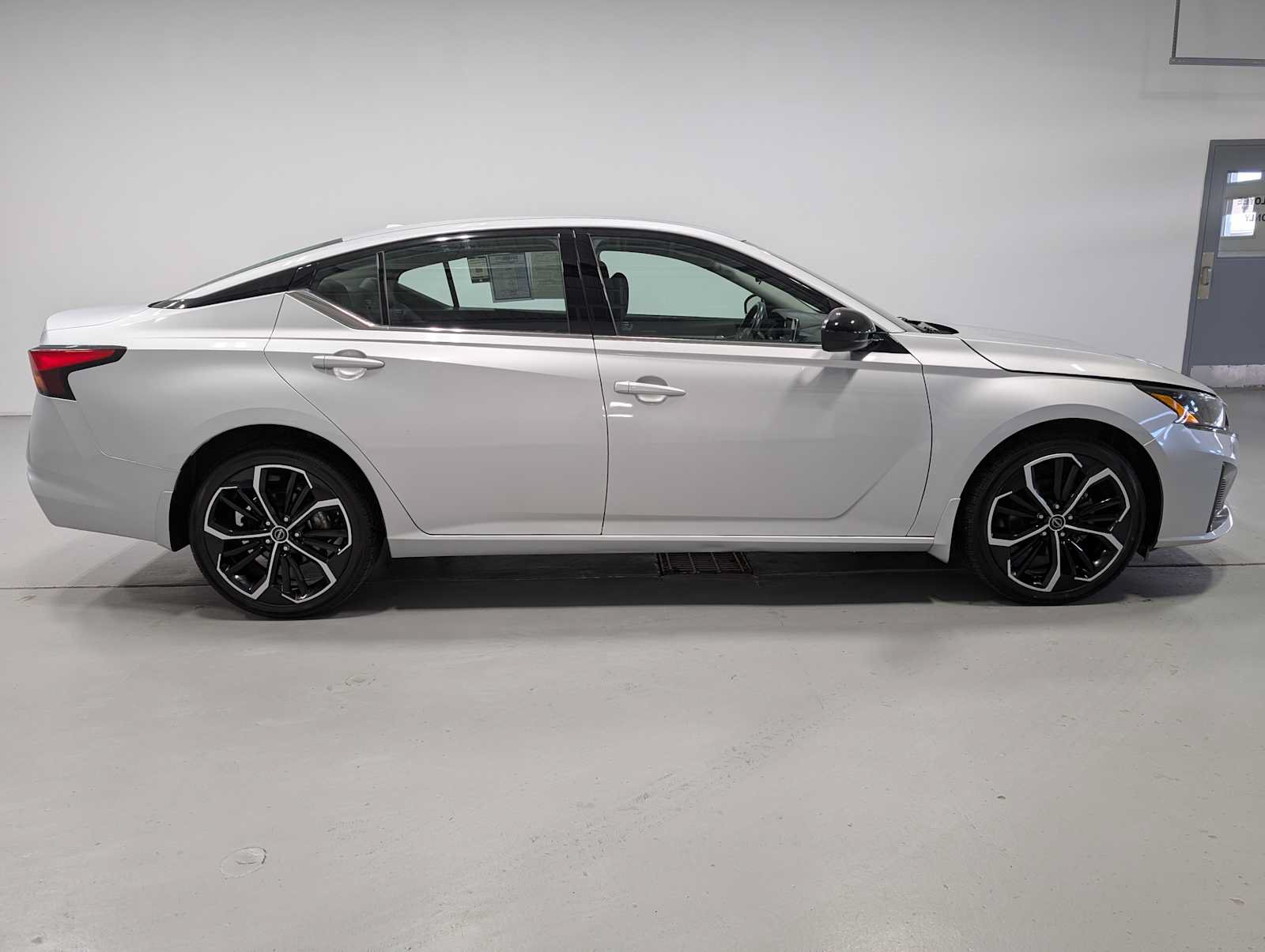 Used 2023 Nissan Altima 2.5 SR AWD/4WD image 7