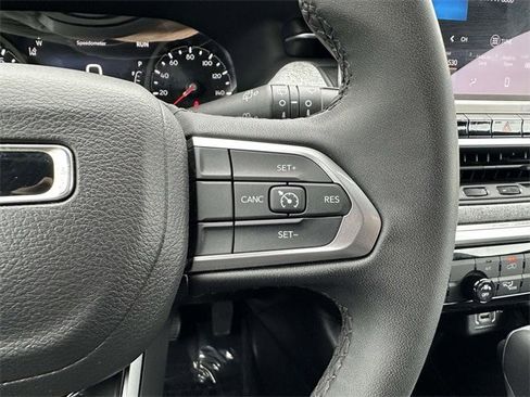 Used 2024 Jeep Compass Latitude image 14