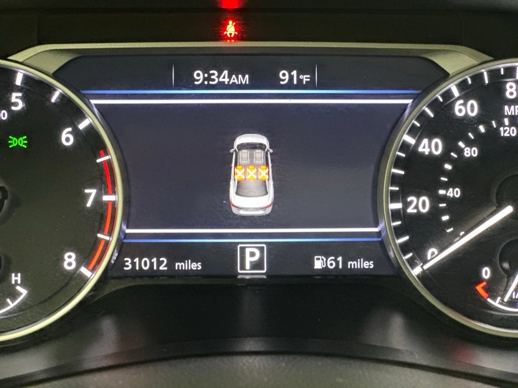 Used 2025 Nissan Sentra SR w/ SR Premium Package FWD image 6