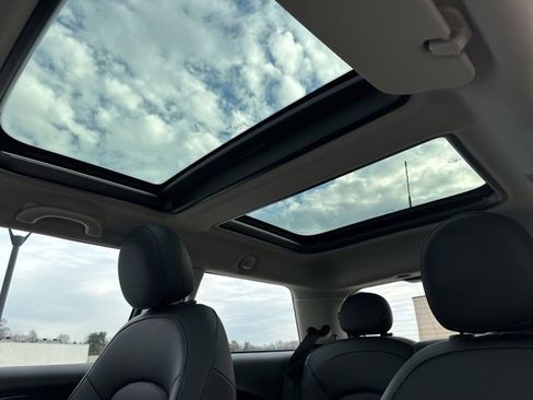 Used 2023 MINI Cooper 2-Door Hardtop image 16