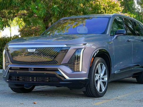 Used 2026 Cadillac Vistiq Luxury AWD/4WD image 2
