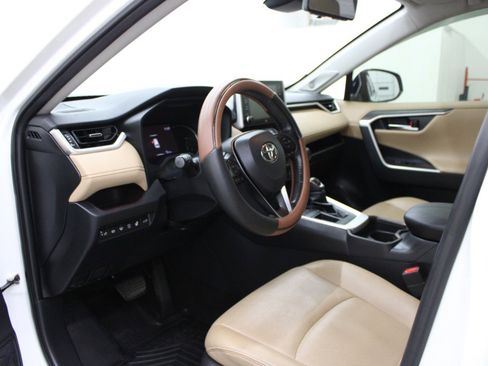 Used 2019 Toyota RAV4 Limited w/ Advanced Technology Package FWD image 7