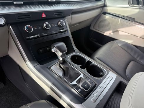 Used 2024 Kia Carnival LX image 13