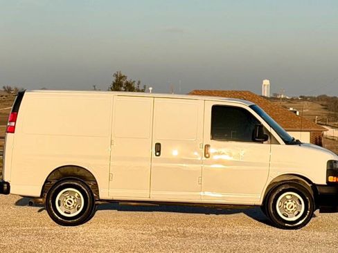 Used 2018 GMC Savana 2500 w/ Driver Convenience Package image 4