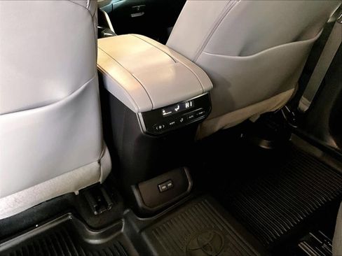 Used 2023 Toyota Highlander XLE image 29