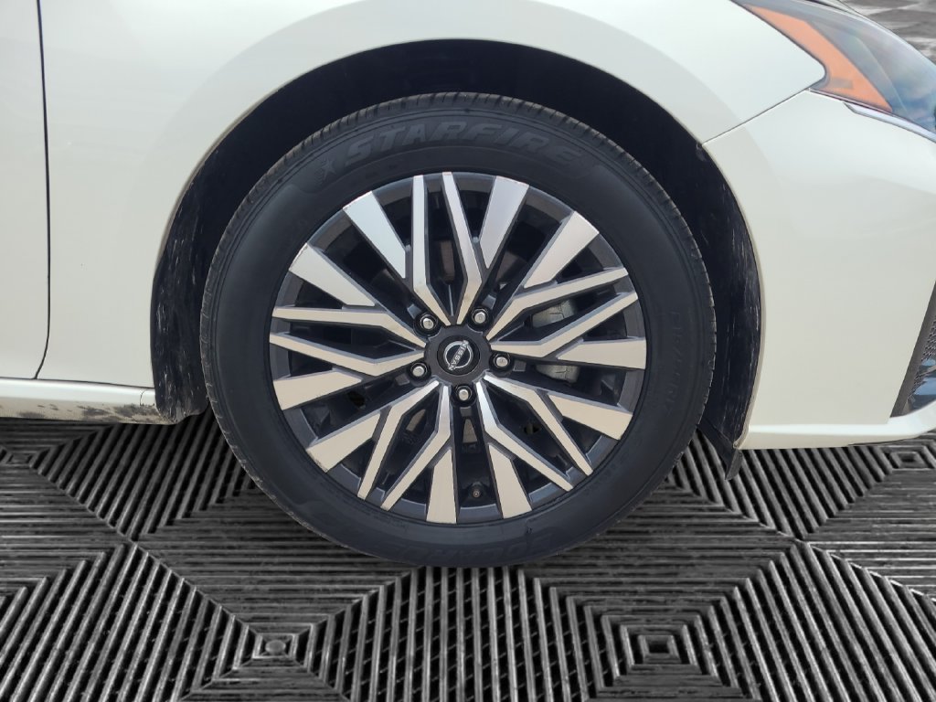 Used 2024 Nissan Altima 2.5 SV FWD image 16
