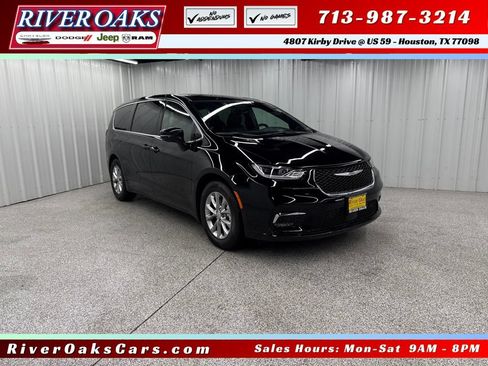 Used 2026 Chrysler Pacifica Limited w/ Uconnect Theater Family Group FWD image 1