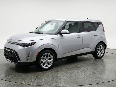 Used 2025 Kia Soul LX w/ LX Technology Package image 3