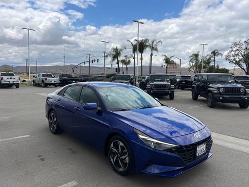 Used 2023 Hyundai Elantra SEL w/ Convenience Package FWD image 2