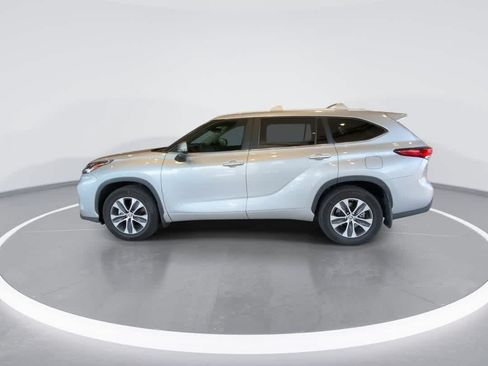 Used 2023 Toyota Highlander XLE AWD/4WD image 5