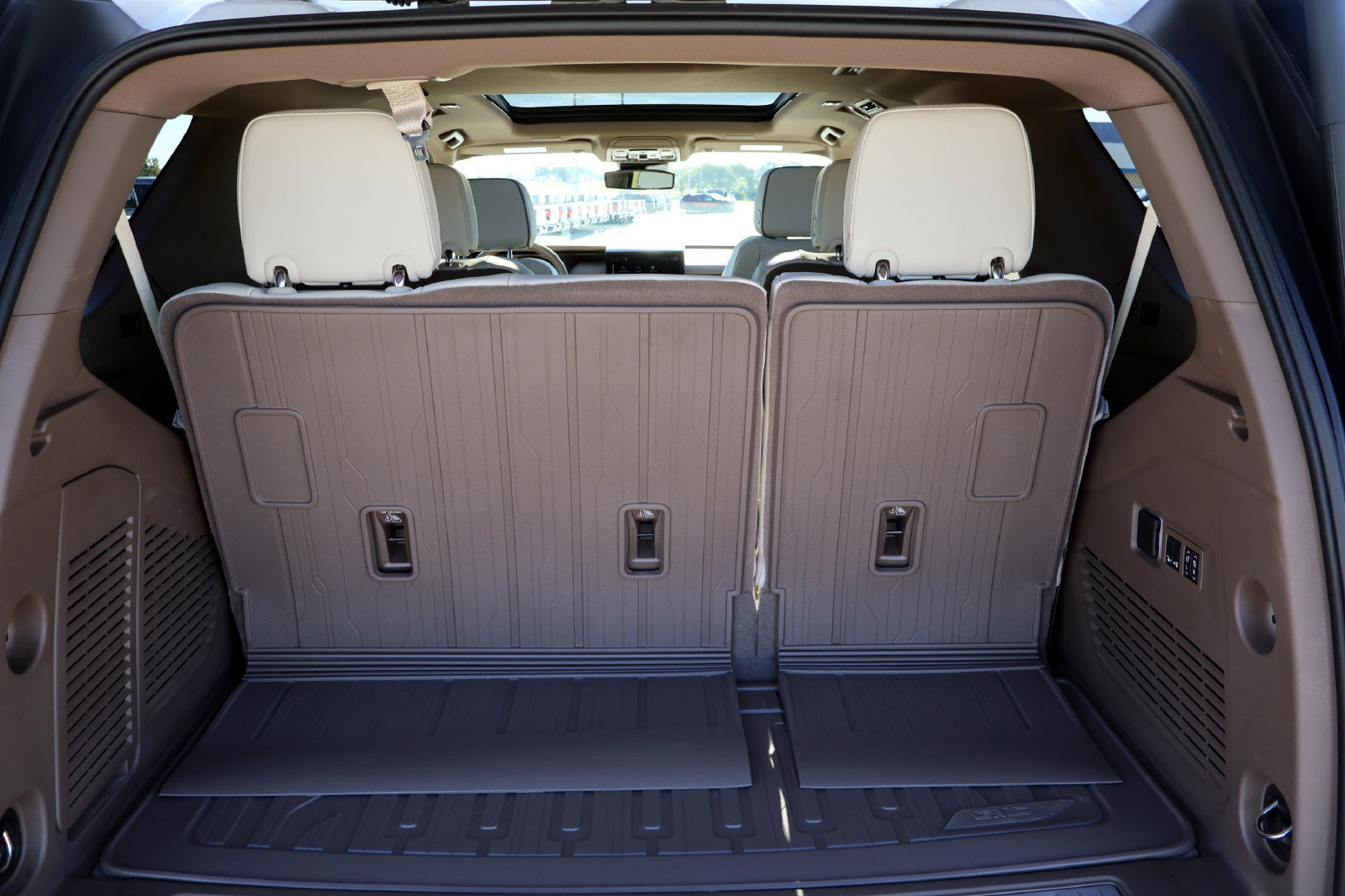 New 2026 GMC Yukon Denali w/ Sun & Power Step Package AWD/4WD image 17