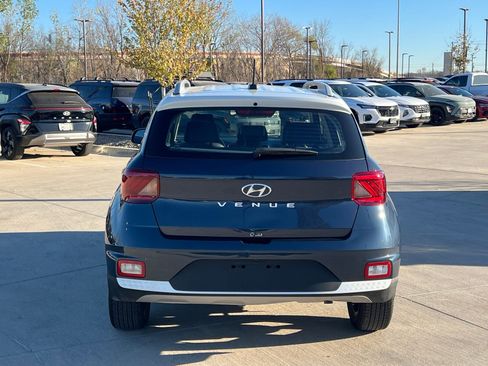Used 2025 Hyundai Venue Limited image 11