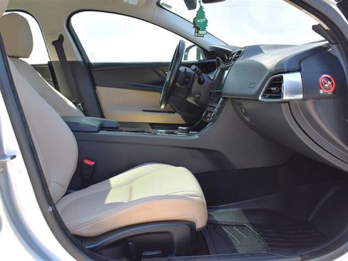 Used 2017 Jaguar XE Premium RWD image 30
