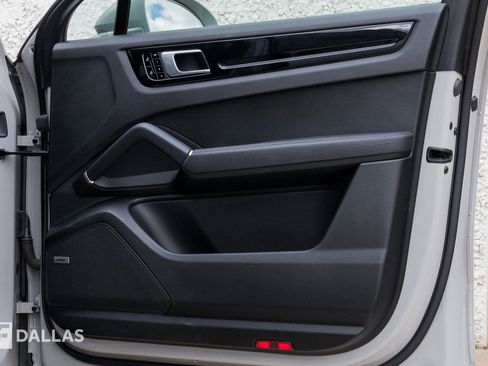 Used 2021 Porsche Cayenne S image 33