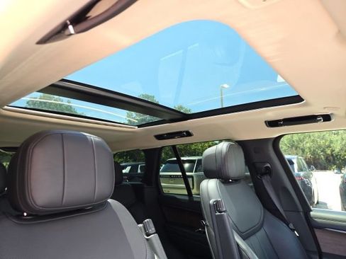 Used 2025 Land Rover Range Rover SE AWD/4WD image 17