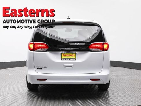 Used 2023 Chrysler Voyager LX FWD image 6