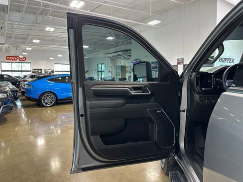 Used 2025 Chevrolet Silverado 2500 LTZ w/ LTZ Convenience Package image 11