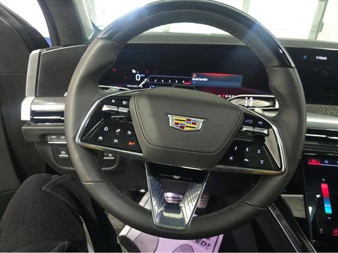 Used 2025 Cadillac Escalade ESV V AWD/4WD image 10