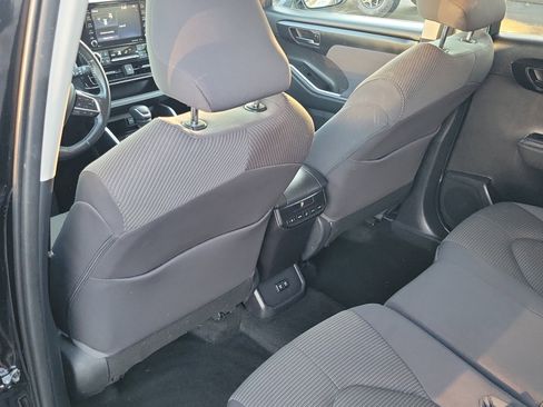 Certified 2021 Toyota Highlander LE image 11