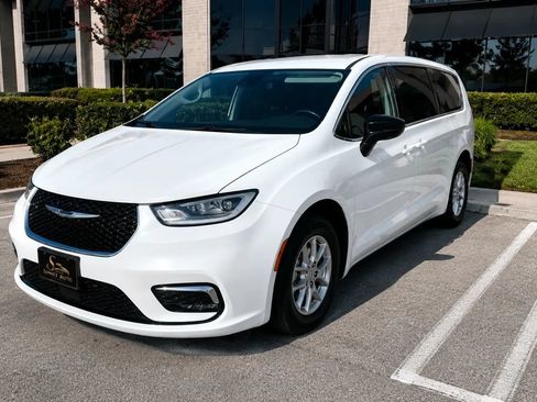 Used 2024 Chrysler Pacifica Touring-L FWD image 6