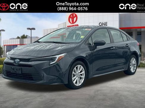 Used 2024 Toyota Corolla LE w/ LE Convenience Package FWD image 1