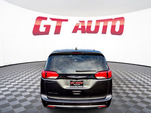 Used 2022 Chrysler Voyager LX image 6