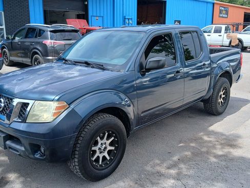Used 2014 Nissan Frontier SV w/ SV Value Truck Package RWD image 2