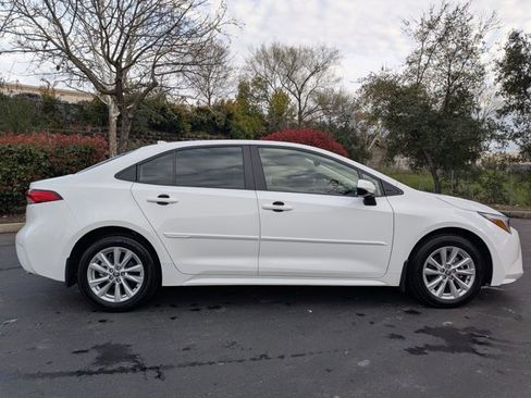 Used 2024 Toyota Corolla LE w/ LE Convenience Package image 4