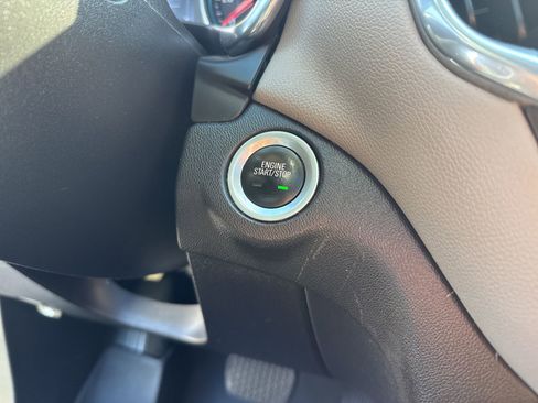 Used 2018 Chevrolet Equinox LT FWD image 29