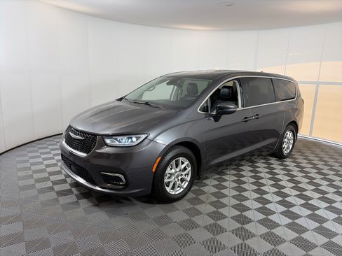 Used 2023 Chrysler Pacifica Touring-L FWD image 2
