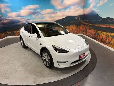 Used 2023 Tesla Model Y Long Range AWD/4WD image 2