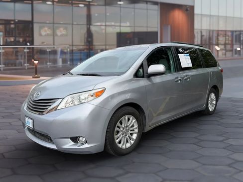 Used 2013 Toyota Sienna XLE image 4