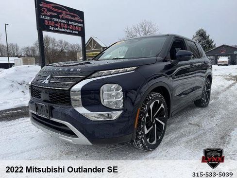 Used 2022 Mitsubishi Outlander SE image 1