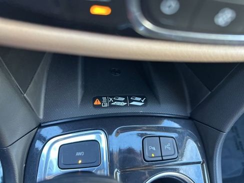 Used 2022 Chevrolet Equinox Premier AWD/4WD image 32