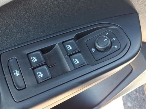 Certified 2023 Volkswagen Taos SE w/ Black Wheel Package image 18