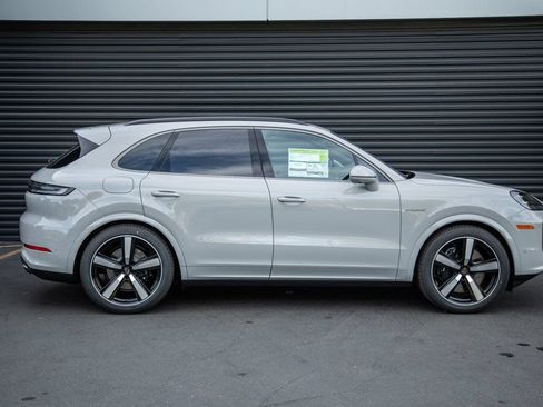 Used 2026 Porsche Cayenne Turbo AWD/4WD image 8