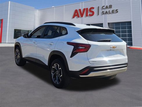 Used 2025 Chevrolet Trax LT w/ LT Convenience Package image 3