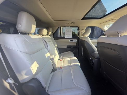 Used 2020 Ford Explorer Platinum w/ Premium Technology Package AWD/4WD image 9