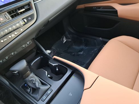 Used 2025 Lexus ES 300h w/ Premium Package image 26