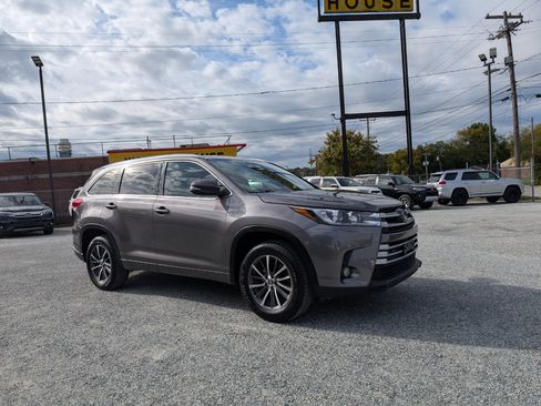 Used 2018 Toyota Highlander XLE image 3