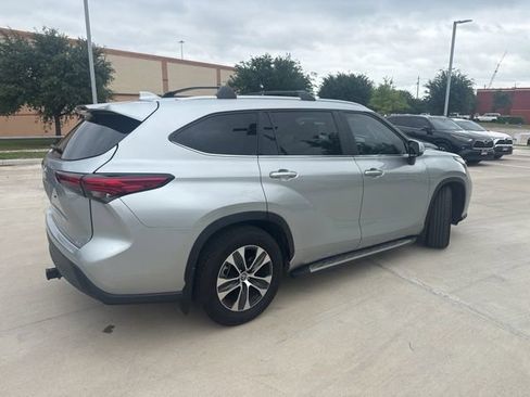 Used 2023 Toyota Highlander XLE FWD image 3